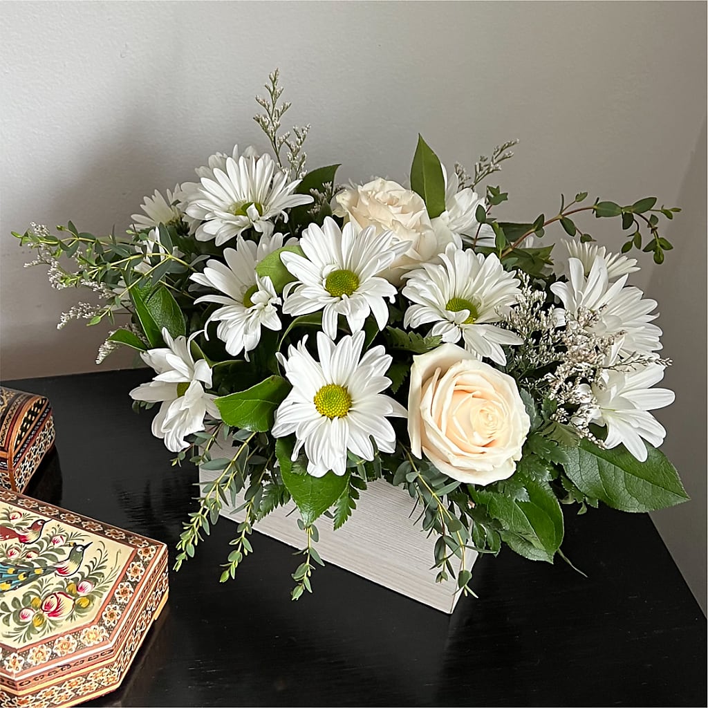 Fresh Linen Box Bouquet – HELEN'S FLORIST AND GARDEN CENTER, Whitehouse Station NJ
