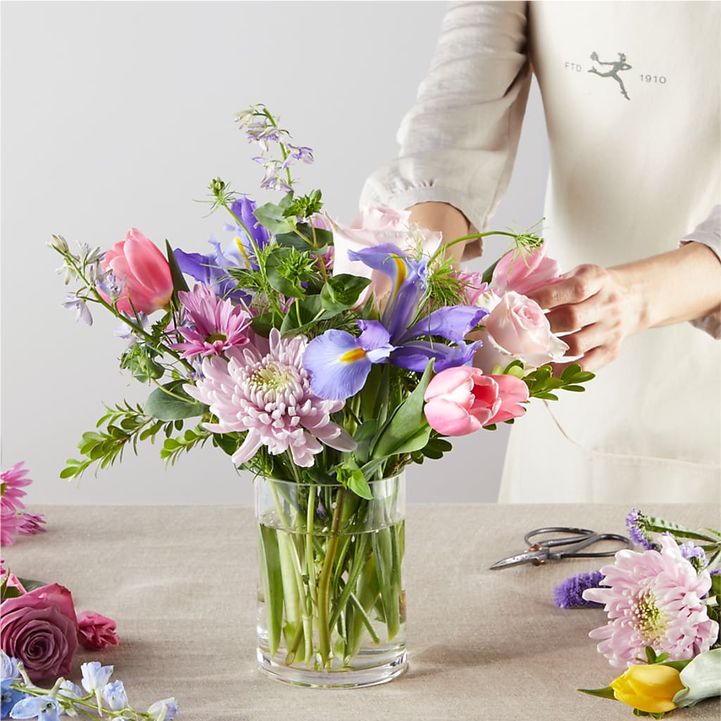 Pastel Tradition - A Florist Original – HELEN'S FLORIST AND GARDEN CENTER, Whitehouse Station NJ